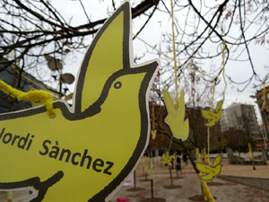 Teixint llibertats. Acci&oacute; dins de la campanya per reclamar la llibertat dels presos pol&iacute;tics a la pla&ccedil;a de la Constituci&oacute;