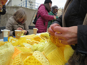 Teixint llibertats. Acci&oacute; dins de la campanya per reclamar la llibertat dels presos pol&iacute;tics a la pla&ccedil;a de la Constituci&oacute;