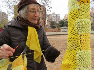 Teixint llibertats. Acci&oacute; dins de la campanya per reclamar la llibertat dels presos pol&iacute;tics a la pla&ccedil;a de la Constituci&oacute;