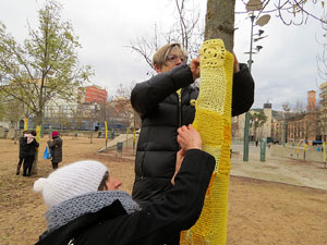 Teixint llibertats. Acci&oacute; dins de la campanya per reclamar la llibertat dels presos pol&iacute;tics a la pla&ccedil;a de la Constituci&oacute;