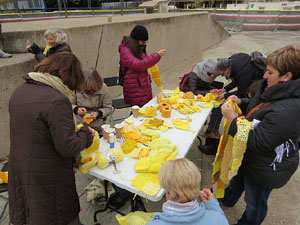 Teixint llibertats. Acci&oacute; dins de la campanya per reclamar la llibertat dels presos pol&iacute;tics a la pla&ccedil;a de la Constituci&oacute;