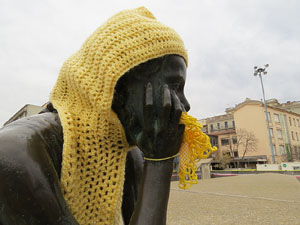 Teixint llibertats. Acci&oacute; dins de la campanya per reclamar la llibertat dels presos pol&iacute;tics a la pla&ccedil;a de la Constituci&oacute;