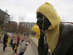 Teixint llibertats. Acci&oacute; dins de la campanya per reclamar la llibertat dels presos pol&iacute;tics a la pla&ccedil;a de la Constituci&oacute;