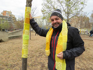Teixint llibertats. Acci&oacute; dins de la campanya per reclamar la llibertat dels presos pol&iacute;tics a la pla&ccedil;a de la Constituci&oacute;