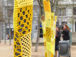 Teixint llibertats. Acci&oacute; dins de la campanya per reclamar la llibertat dels presos pol&iacute;tics a la pla&ccedil;a de la Constituci&oacute;