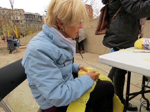 Teixint llibertats. Acci&oacute; dins de la campanya per reclamar la llibertat dels presos pol&iacute;tics a la pla&ccedil;a de la Constituci&oacute;