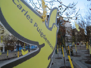 Teixint llibertats. Acci&oacute; dins de la campanya per reclamar la llibertat dels presos pol&iacute;tics a la pla&ccedil;a de la Constituci&oacute;