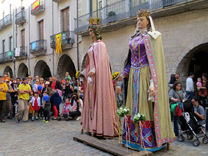 Toc de rams. Canvi dels rams de flors de les gegantes de Girona