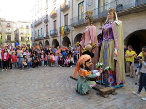 Toc de rams. Canvi dels rams de flors de les gegantes de Girona