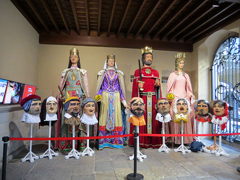 Gegants i capgrossos de Girona a l'entrada de l'Ajuntament