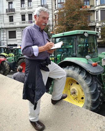 Joan Escribà fent un esbós de la tractorada - marxa pagesa del 29 de setembre 2017