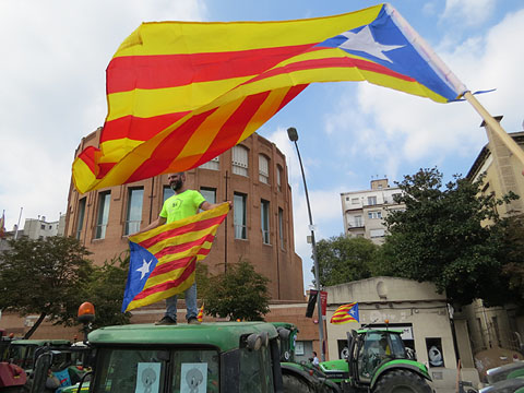 Tractors aparcats a la Gran Via de Jaume I davant la delegaci&oacute; del Govern