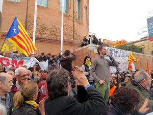 Concentraci&oacute; 'Puigdemont President' davant la Subdelegaci&oacute; del Govern a Jaume I
