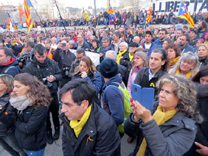 Concentraci&oacute; 'Puigdemont President' davant la Subdelegaci&oacute; del Govern a Jaume I