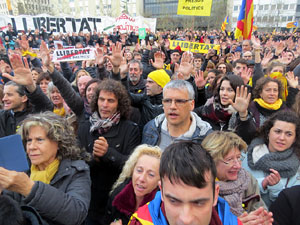 Concentraci&oacute; 'Puigdemont President' davant la Subdelegaci&oacute; del Govern a Jaume I