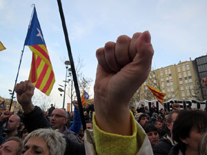 Concentraci&oacute; 'Puigdemont President' davant la Subdelegaci&oacute; del Govern a Jaume I