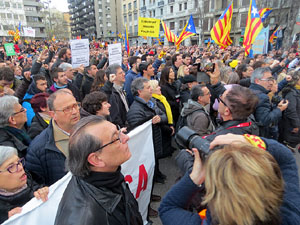Concentraci&oacute; 'Puigdemont President' davant la Subdelegaci&oacute; del Govern a Jaume I