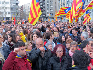 Concentraci&oacute; 'Puigdemont President' davant la Subdelegaci&oacute; del Govern a Jaume I