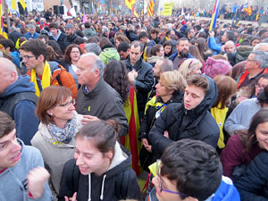 Concentraci&oacute; 'Puigdemont President' davant la Subdelegaci&oacute; del Govern a Jaume I