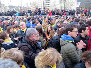 Concentraci&oacute; 'Puigdemont President' davant la Subdelegaci&oacute; del Govern a Jaume I