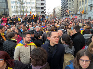 Concentraci&oacute; 'Puigdemont President' davant la Subdelegaci&oacute; del Govern a Jaume I