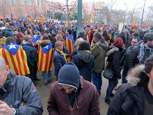 Concentraci&oacute; 'Puigdemont President' davant la Subdelegaci&oacute; del Govern a Jaume I