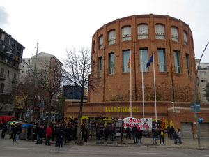 Concentració 'Puigdemont President' davant la Subdelegació del Govern a Jaume I