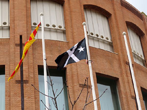 Concentració 'Puigdemont President' davant la Subdelegació del Govern a Jaume I