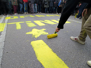 Concentració 'Puigdemont President' davant la Subdelegació del Govern a Jaume I