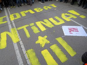 Concentració 'Puigdemont President' davant la Subdelegació del Govern a Jaume I