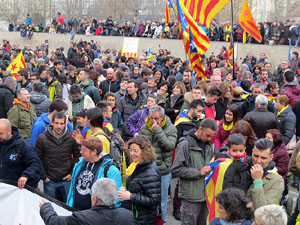 Concentració 'Puigdemont President' davant la Subdelegació del Govern a Jaume I