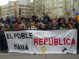 Concentraci&oacute; 'Puigdemont President' davant la Subdelegaci&oacute; del Govern a Jaume I