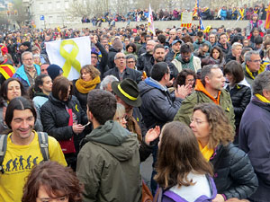 Concentraci&oacute; 'Puigdemont President' davant la Subdelegaci&oacute; del Govern a Jaume I