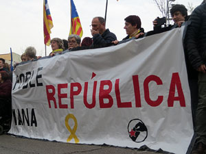 Concentraci&oacute; 'Puigdemont President' davant la Subdelegaci&oacute; del Govern a Jaume I