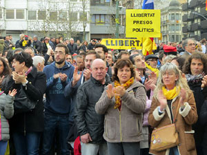 Concentraci&oacute; 'Puigdemont President' davant la Subdelegaci&oacute; del Govern a Jaume I
