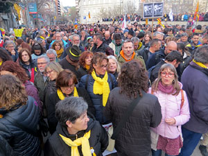 Concentraci&oacute; 'Puigdemont President' davant la Subdelegaci&oacute; del Govern a Jaume I