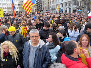 Concentraci&oacute; 'Puigdemont President' davant la Subdelegaci&oacute; del Govern a Jaume I