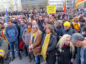 Concentraci&oacute; 'Puigdemont President' davant la Subdelegaci&oacute; del Govern a Jaume I