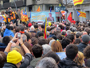 Concentraci&oacute; 'Puigdemont President' davant la Subdelegaci&oacute; del Govern a Jaume I