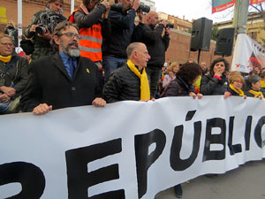 Concentraci&oacute; 'Puigdemont President' davant la Subdelegaci&oacute; del Govern a Jaume I