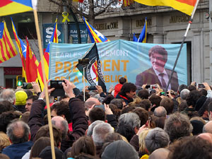 Concentraci&oacute; 'Puigdemont President' davant la Subdelegaci&oacute; del Govern a Jaume I