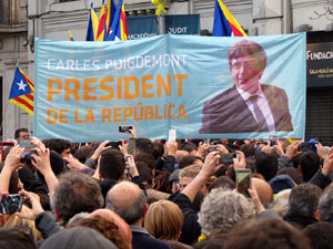 Concentraci&oacute; 'Puigdemont President' davant la Subdelegaci&oacute; del Govern a Jaume I