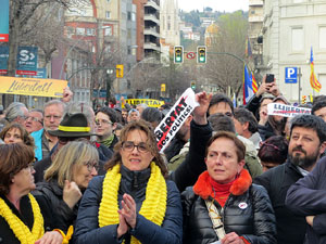 Concentraci&oacute; 'Puigdemont President' davant la Subdelegaci&oacute; del Govern a Jaume I