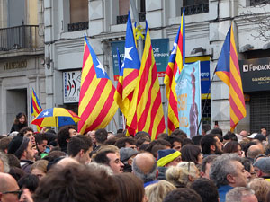 Concentraci&oacute; 'Puigdemont President' davant la Subdelegaci&oacute; del Govern a Jaume I