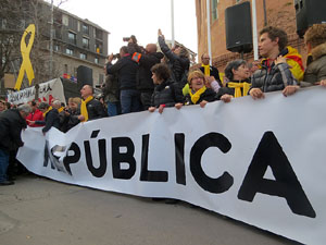 Concentraci&oacute; 'Puigdemont President' davant la Subdelegaci&oacute; del Govern a Jaume I