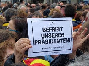 Concentraci&oacute; 'Puigdemont President' davant la Subdelegaci&oacute; del Govern a Jaume I