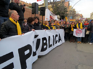 Concentraci&oacute; 'Puigdemont President' davant la Subdelegaci&oacute; del Govern a Jaume I