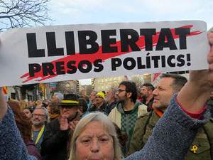 Concentraci&oacute; 'Puigdemont President' davant la Subdelegaci&oacute; del Govern a Jaume I