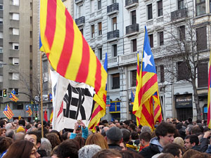 Concentraci&oacute; 'Puigdemont President' davant la Subdelegaci&oacute; del Govern a Jaume I