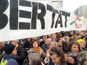 Concentraci&oacute; 'Puigdemont President' davant la Subdelegaci&oacute; del Govern a Jaume I
